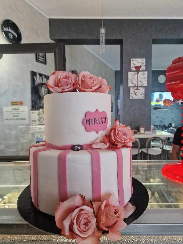 Dolci e specialita in vetrina Duina Caffe