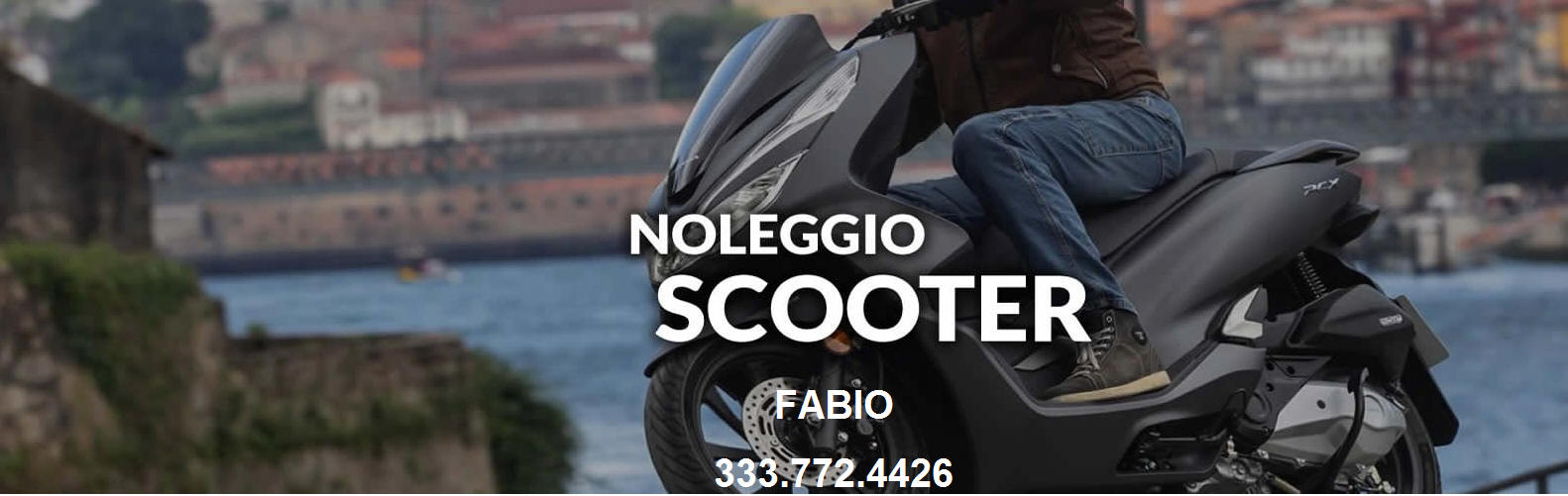 Scooter di colore nero parcheggiato in una strada di Taormina