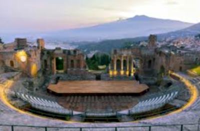 Teatro Greco di Taormina con vista sull'Etna